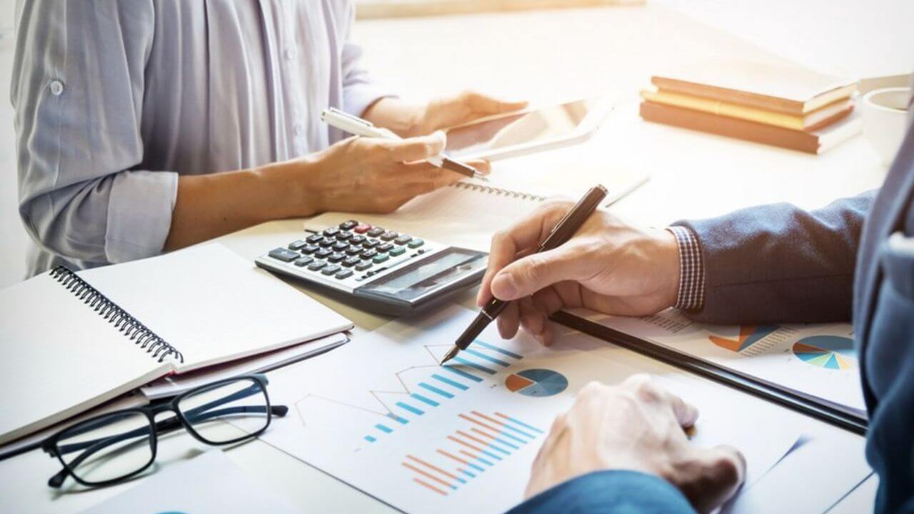 terirização financeira - duas pessoas analisando relatórios